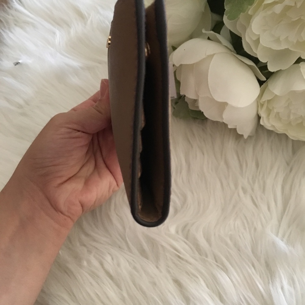 Sale ❗️Michael Kors wallet - Picture 2 of 8